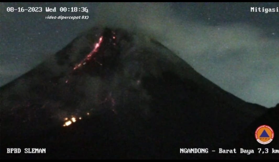 AKTIF: Gunung Merapi mengeluarkan lava Rabu dini hari (16/8). (Dok BPBD Sleman)