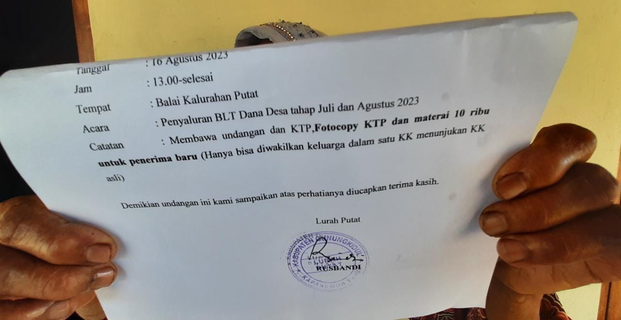 CAIR:Seorang warga menunjukkan bukti undangan pencairan BLTDD di wilayah Kalurahan Putat, Kapanewon Patuk, Rabu (16/8). (GUNAWAN/RADAR JOGJA)