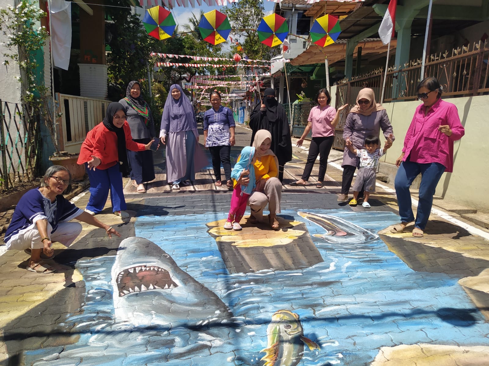 ARTISTIK: Lukisan tiga dimensi karya warga Mertoyudan ini menjadi daya tarik bagi yang melintasinya. Tak ayal, hal itu menjadi salah satu spot foto baru. (Naila Nihayah/Radar Jogja)