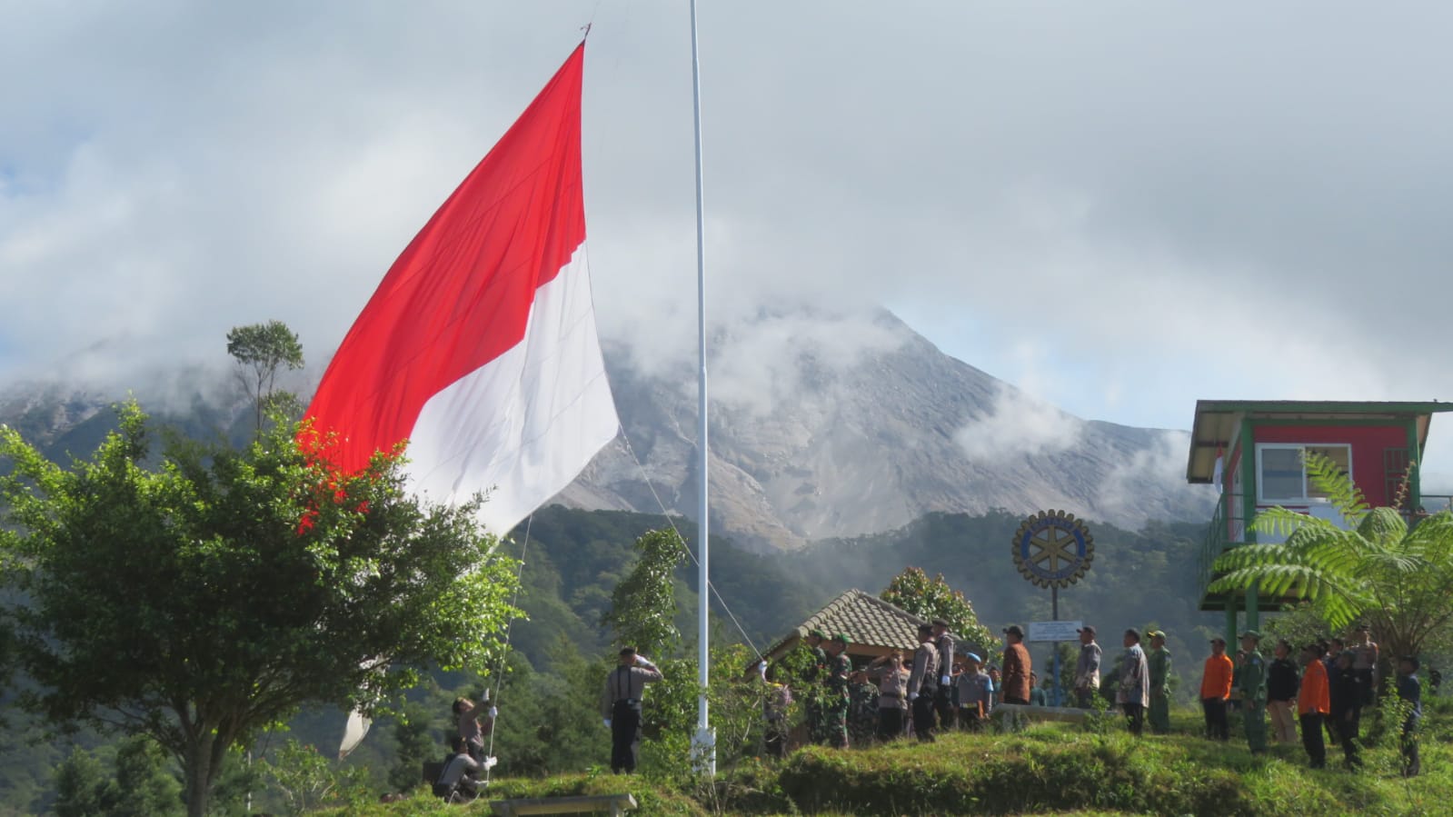 MERDEKA: Bendera Merah-Putih berkibar di perbukitan Klangon di Kalurahan Glagaharjo, Kapanewon Cangkringan, Kabupaten Sleman, Rabu (16/8). (Dwi Agus/Radar Jogja)
