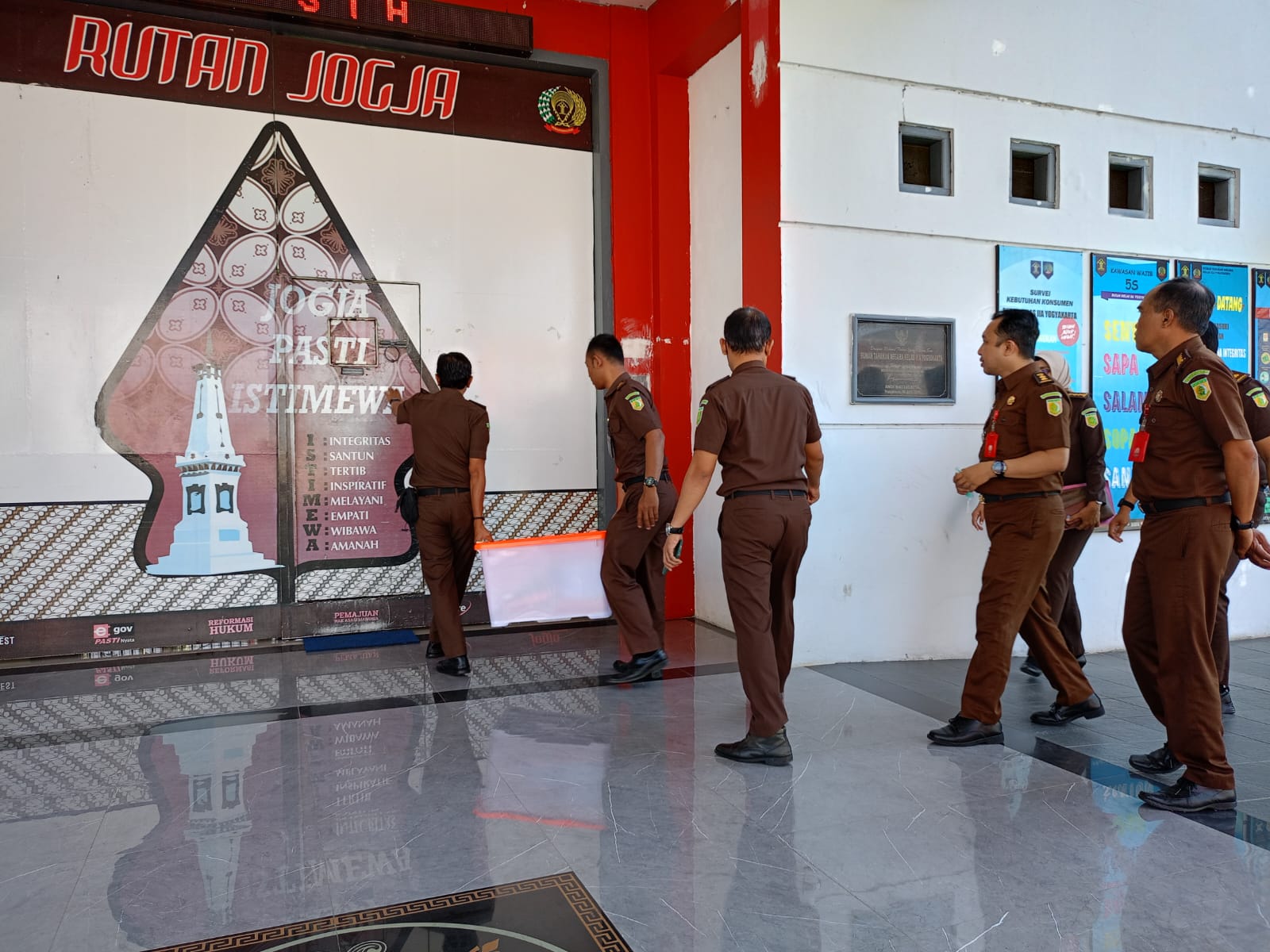 PINDAH: Penyidik menyerahkan berkas tersangka Agus Santoso di Rutan Kelas IIA Jogja, Rabu (16/8). (Alfi Annissa Karin/Radar Jogja)