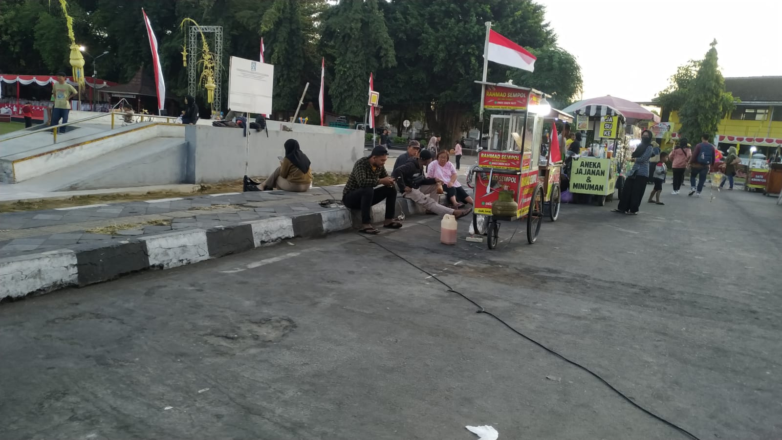 RUANG PUBLIK: Pedagang di sebelah utara Lapangan Denggung Sleman Rabu (16/8). (IWAN NURWANTO/RADAR JOGJA)