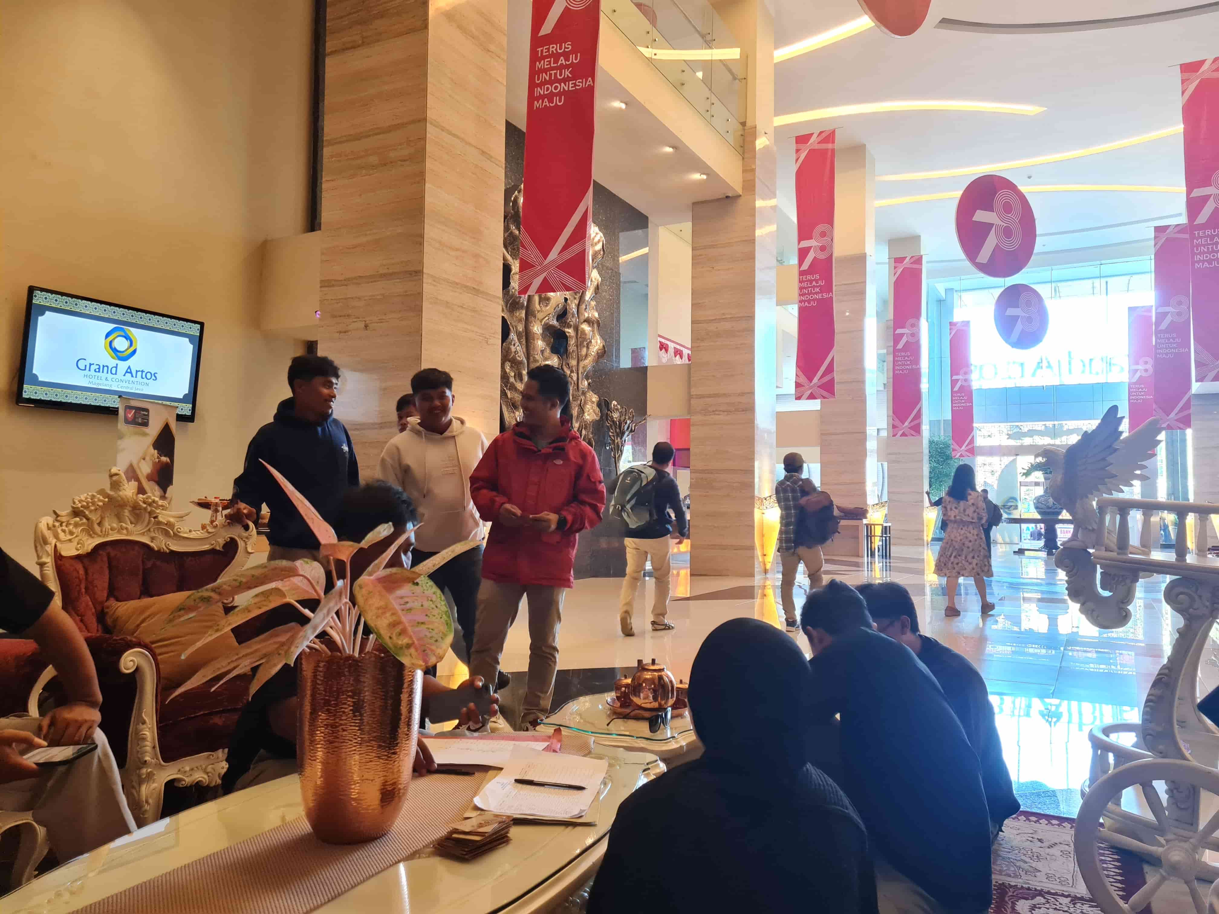 RAMAI: Beberapa tamu tampak berkumpul di lobby Grand Artos Hotel & Convention Magelang, Rabu (16/8).