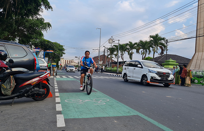 DITAMBAH: Pesepeda tengah melintas di kawasan Alun-alun Magelang. Tahun ini, ada penambahan empat markah jalur sepeda.