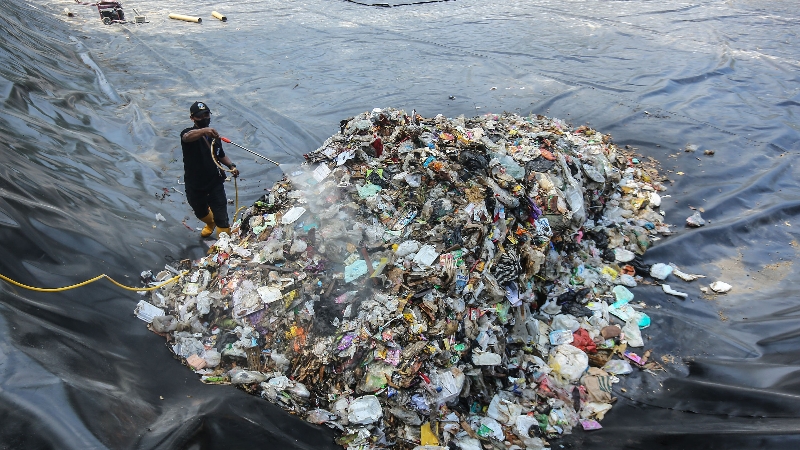 TERBATAS: Aktivitas di Tempat Pembuangan Sampah Sementara (TPSS) Tamanmartani, Prambanan, Sleman. (ELANG KHARISMA DEWANGGA/RADAR JOGJA)