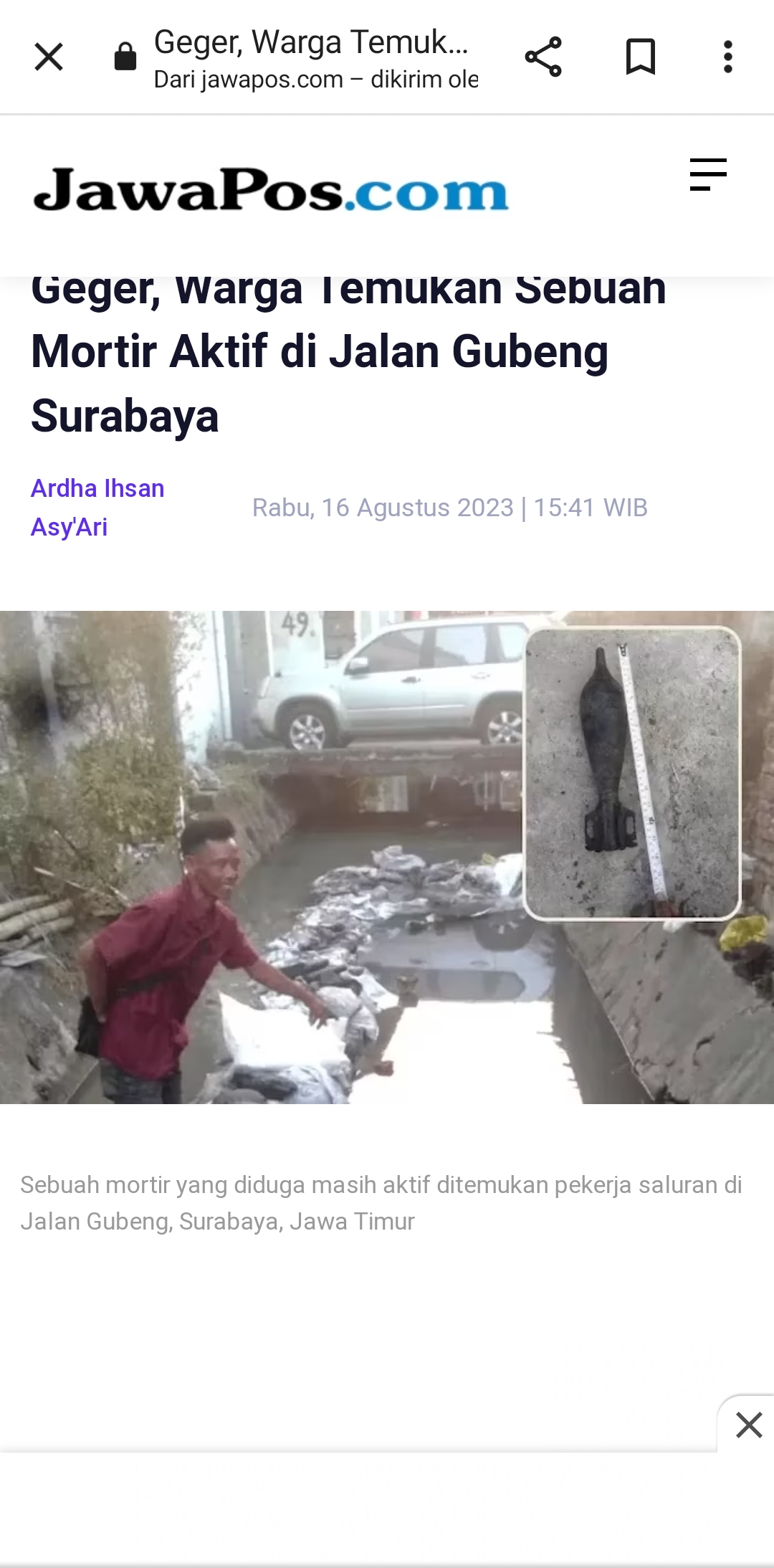 GEGER: Sebuah mortir yang diduga aktif ditemukan pekerja saluran di Jalan Gubeng, Surabaya, Jawa Timur , Senin (14/8/2023). (Jawa Pos Group)