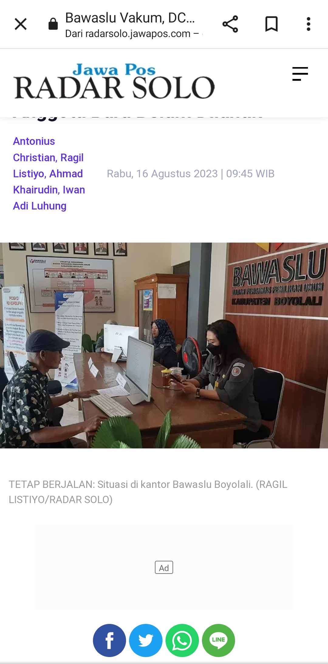 TETAP BERJALAN: Situasi di Kantor Bawaslu Boyolali. (Ragil Listiyo/Radar Solo)