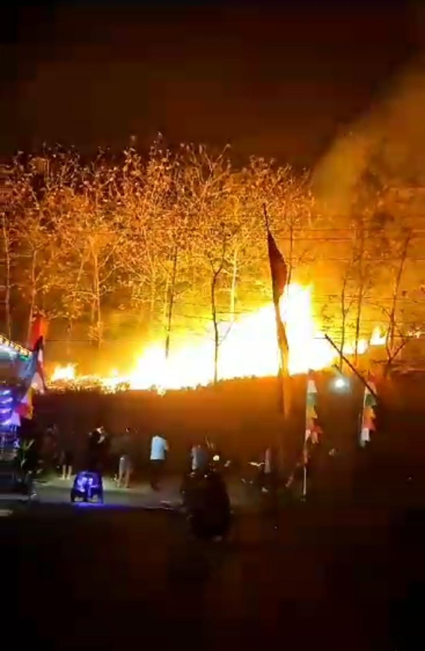 DALAM PENANGANAN - Kondisi saat kobaran api melahap hutan di wilayah Ngasinan, Semin pada Rabu (16/8) malam