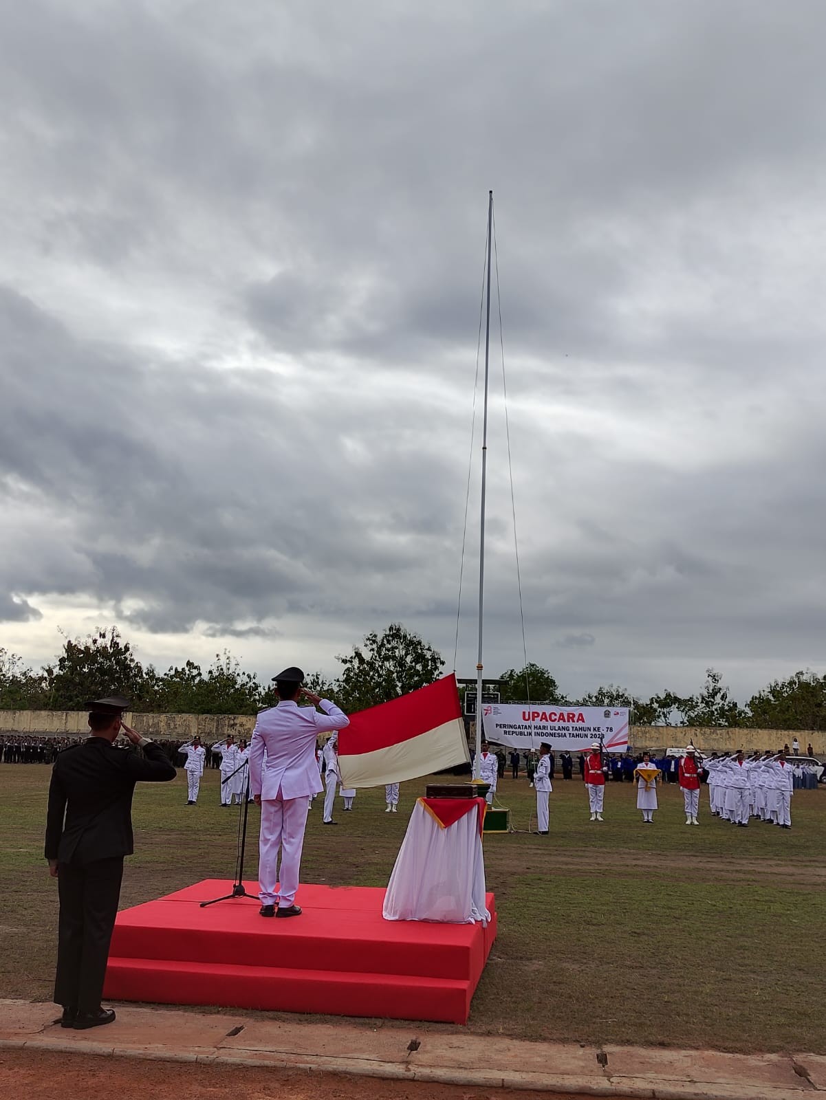 KHIDMAT: Pasukan pengibar bendera (Paskibra) Kabupaten Gunungkidul sukses mengibarkan bendera merah putih dalam upacara HUT Kemerdekaan ke-78 RI di stadion Gelora Handayani Kamis (17/8).