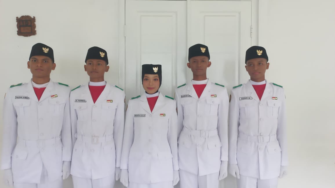 SIAP: Pembawa baki dalam upacara 17 Agustus Regita Silfani Urya Alifah (tengah) yang merupakan siswa SMA Negeri 1 Pengasih, Kulon Progo. (WINDA ATIKA IRA PUSPITA/RADAR JOGJA)