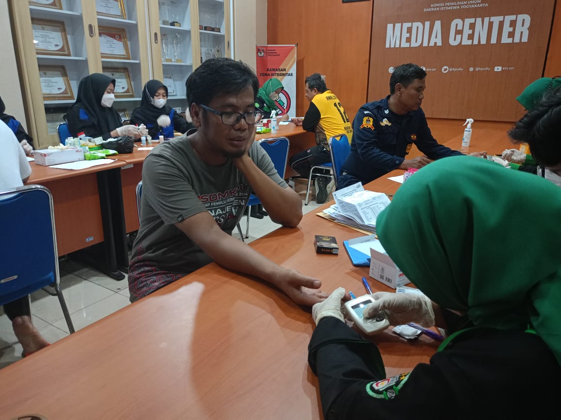 CEK: Pemeriksaan kesehatan bagi komisioner dan sekretariat KPU DIY dan kabupaten/kota, Kamis (17/8). (Alfi Annissa Karin/Radar Jogja)