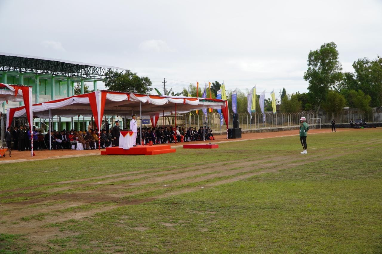 KHITMAD: Pasukan Pengibar Bendera Pusaka di lingkungan Pemkab Gunungkidul dalam peringatan HUT Ke-78 RI di Stadion Gelora Handayani Kamis (17/8). (Gunawan/Radar Jogja)