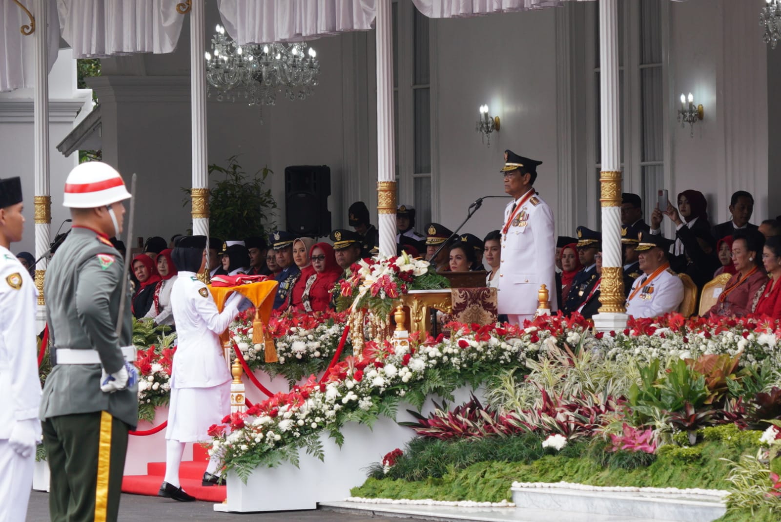 KHISMAT: Komandan Korem 072/Pamungkas Brigjen TNI Joko Purnomo turut hadir dalam upacara peringatan HUT Ke-78 Kemerdekaan RI di Istana Kepresidenan Gedung Agung Kamis (17/8). (Penrem 072/PMK)