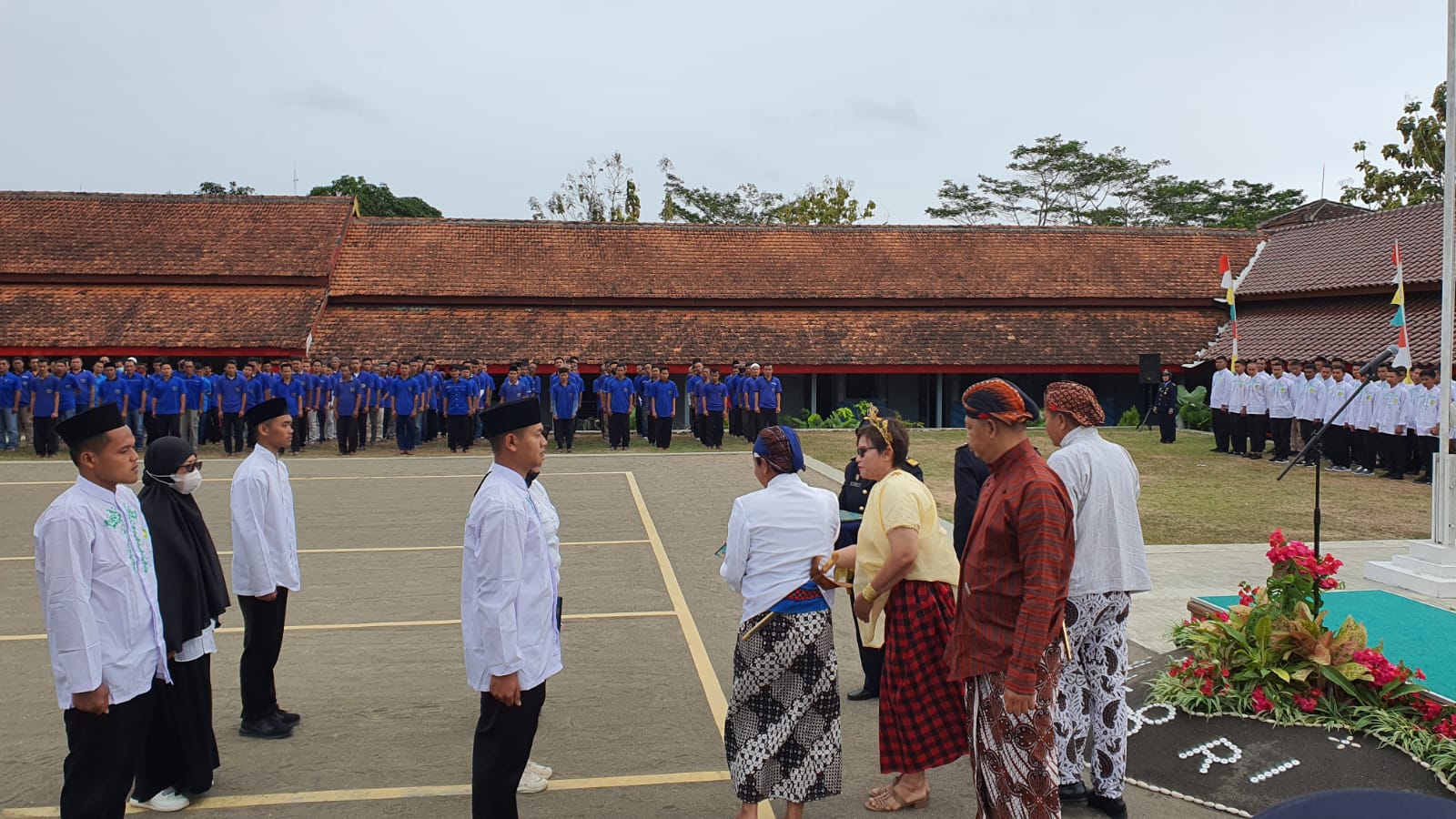 ADA YANG BEBAS - Penyerahan remisi umum dalam rangka HUT RI ke 78 di Lembaga Pemasyarakatan (Lapas) Perempuan IIB Yogyakarta di Wonosari, Gunungkidul Kamis (17/8). (GUNAWAN/RADAR JOGJA)