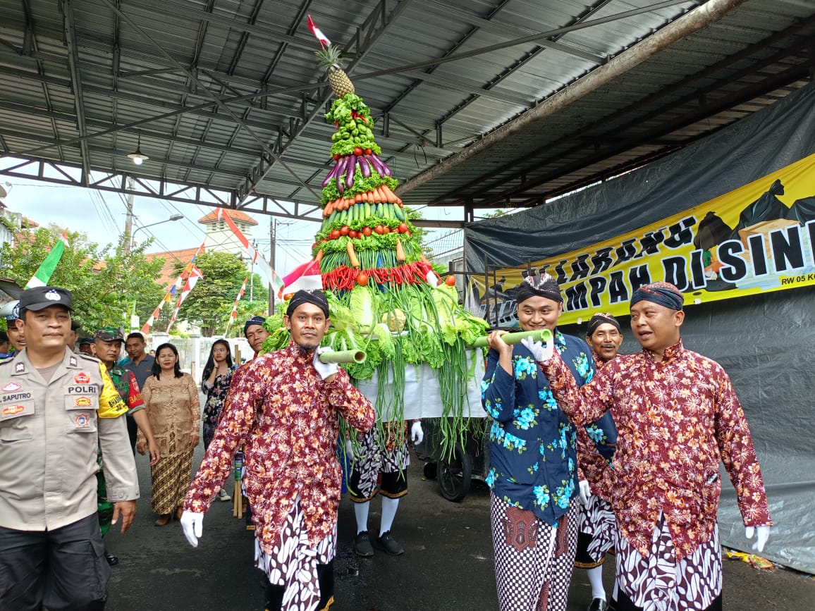 SYUKUR: Gunungan yang dibawa pada prosesi kirab suran Paguyuban Magersari Widoromanis, Kamis (17/8). (Alfi Annissa Karin/ Radar Jogja)