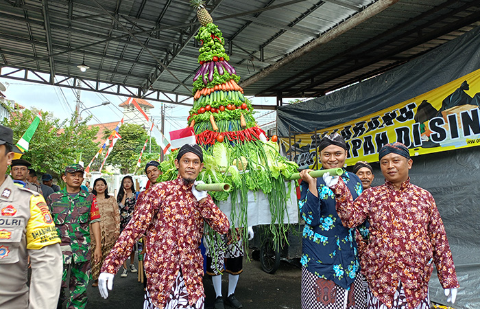 LESTARIKAN BUDAYA: Warga mengusung gunungan pada prosesi kirab suran Paguyuban Magersari Widoromanis, Kamis (17/8/23).