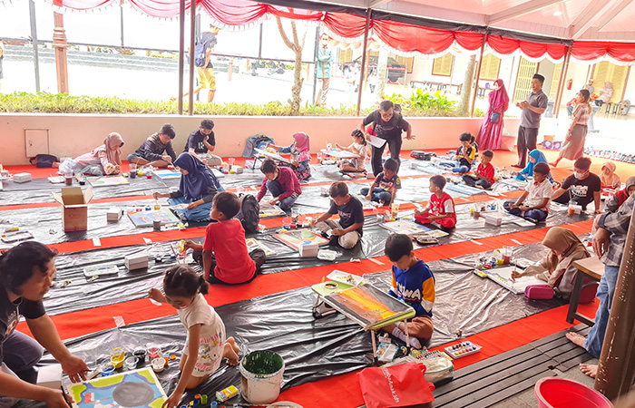 KREATIF: Siswa-siswi tingkat SD ini semangat menggambar secara suka-suka dan sesuai imajinasinya di Museum BPK RI, Kota Magelang, Kamis (17/8/23).