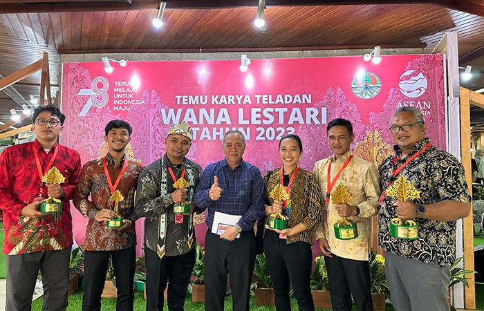 PRESTASI: UKM Mapala Sulfur Untidar berhasil membawa pulang trofi juara 2 tingkat nasional pada kategori kelompok pecinta alam.