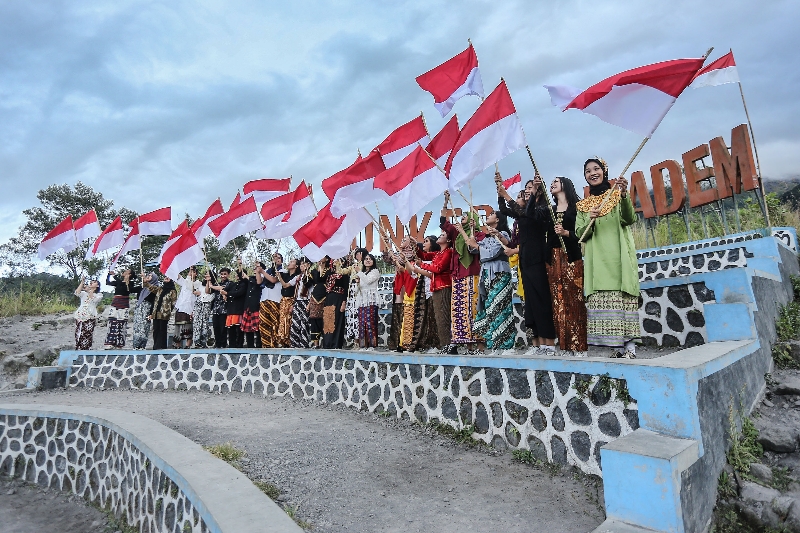 PEDULI PERUBAHAN IKLIM: Aliansi Mahasiswa Nusantara melaksanakan pengibaran bendera Merah-Putih sekaligus bersih-bersih di Bunker Kaliadem, Sleman, Kamis (17/8). (ELANG KHARISMA DEWANGGA/Radar Jogja)