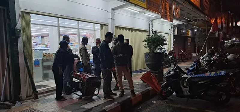 PERIKSA: Petugas Polres Magelang Kota saat melakukan olah TKP kasus pengeroyokan di depan Indomaret Jalan Ikhlas Kota Magelang. (Rofik Syarif GP/Jawa Pos Radar Magelang)