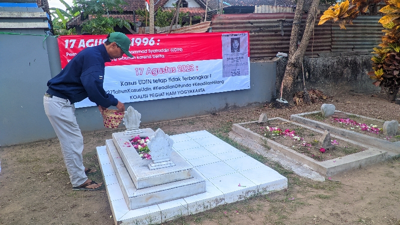 KONSISTEN: Koalisi Pegiat HAM Jogjakarta berziarah ke makam Udin di Dusun Gedongan, Kalurahan Trirenggo, Bantul, Kamis (17/8). (Gregorius Bramantyo/Radar Jogja)