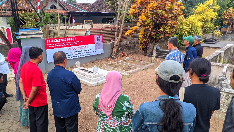 BERJUANG: Koalisi Pegiat HAM Jogjakarta berziarah ke makam Udin di Dusun Gedongan, Kalurahan Trirenggo, Bantul, Kamis (17/8). (Gregorius Bramantyo/Radar Jogja)