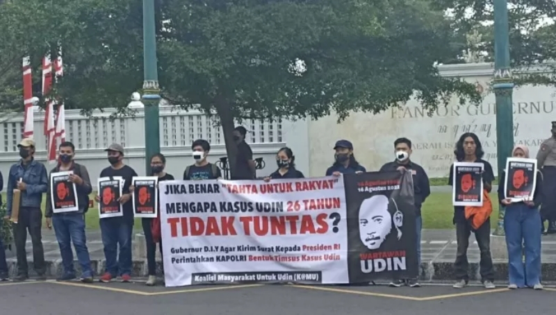 TUNTASKAN: Koalisi Masyarakat untuk Udin (K@MU) menggelar aksi diam di depan Kantor Gubenur DIY Kompleks Kepatihan Jogja pada Rabu 16 Agustus 2022. (Radar Jogja File)