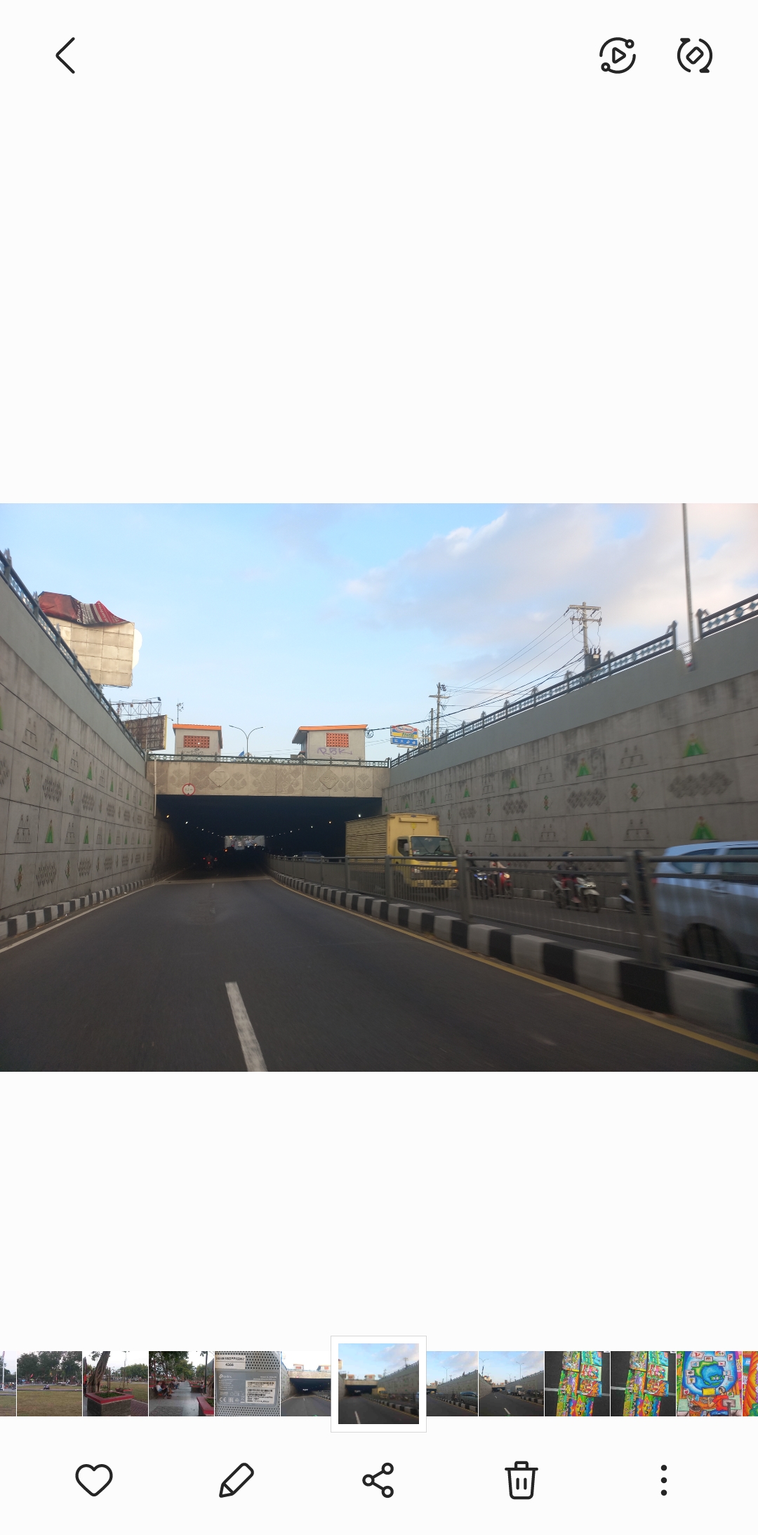 CERAH BERAWAN: Foto ilustrasi suasana cerah berawan di Underpass Kentungan Sleman, Yogyakarta. (Meitika Candra Lantiva/Radar Jogja)