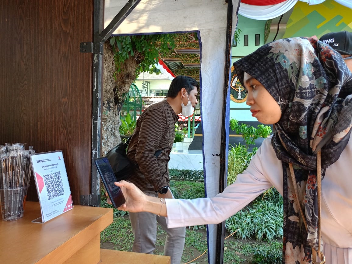 SCAN BARCODE : aktivitas pembayaran menggunakan QRIS di lingkungan Balai Kota Jogja, Rabu (16/8).