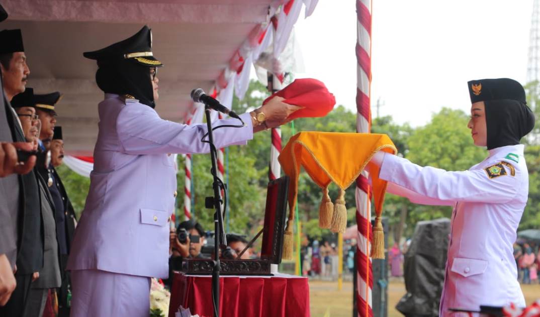 BERHASIL: Paskibraka saat menjalankan tugas mengibarkan bendera merah putih dalam upacara Peringatan HUT Ke 78 Kemerdekaan Republik Indonesia di Alun-alun Wates Kulon Progo