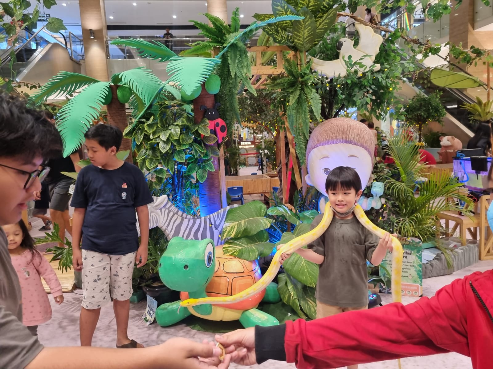 SATWA: Pengunjung salah satu stan Fun Jungle Society Atrium Pakuwon Mall Jogjakarta. (Fahmi Fahriza/Radar Jogja)