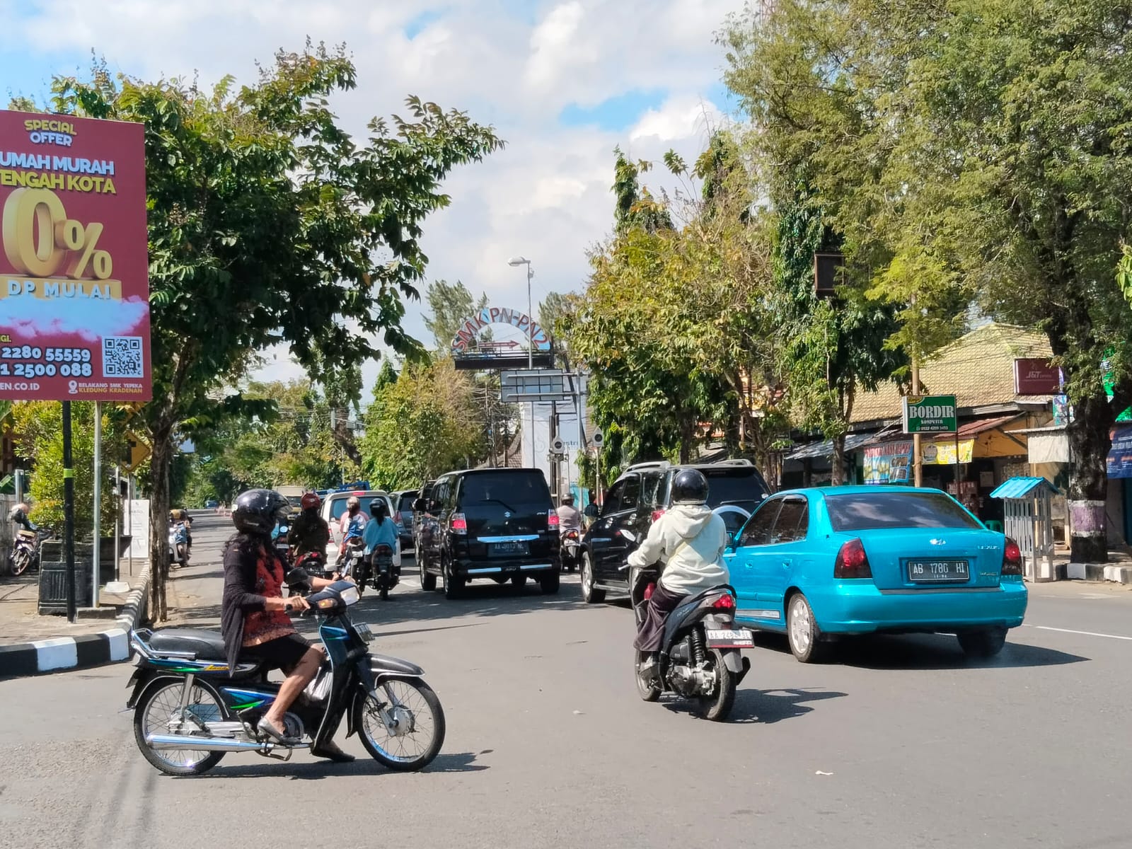 PICU: Pengendara melintas di salah satu ruas jalan di Kabupaten Purworejo Jumat (18/8). (JIHAN ARON VAHERA/RADAR PURWOREJO