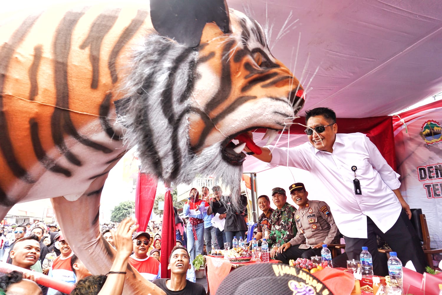 MERIAH: Bupati Magelang di dampingi Ketua Tim Penggerak PKK Kabupaten Magelang dan  Forkompimcam Secang menyaksikan karnaval pembangunan di Kelurahan Secang. (Dok Prokompim Setda Kabupaten Magelang)