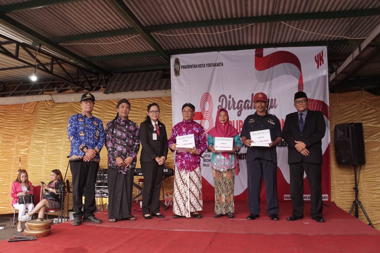 RESIK PASARE: Pemberian penghargaan bagi Pasar Prawirotaman sebagai pasar terbersih di Jogja. (Dok Pemkot Jogja)