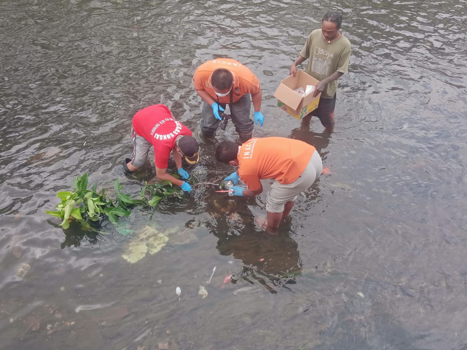 PERIKSA: Lokasi penemuan jasad bayi di Kali Code Gondomanan, Jogja. (Khairul Ma