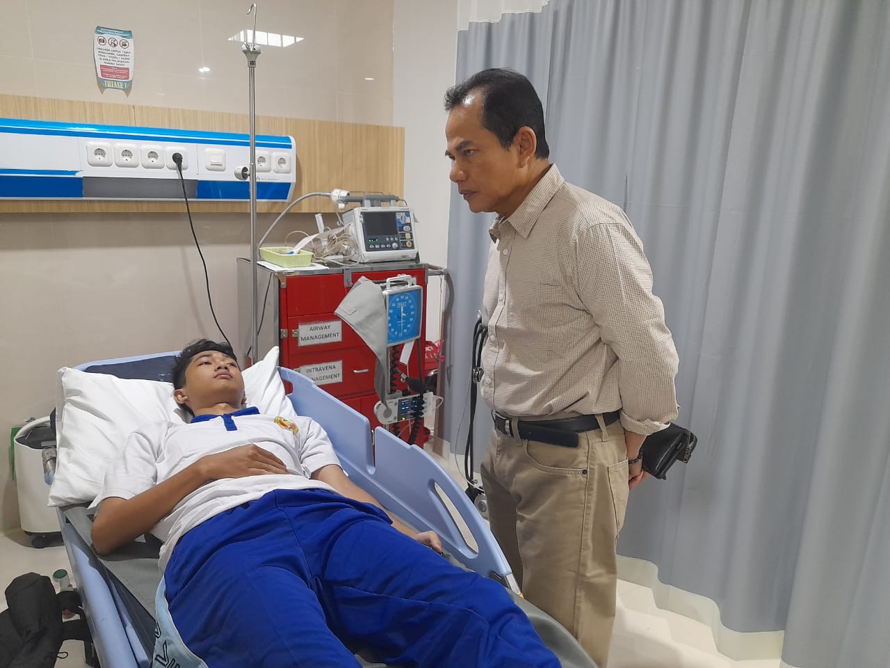 CEK LANGSUNG: Rektor UPN Veteran Jogja Mohamad Irhas Effendi memantau langsung mahasiswa di rumah sakit. (Dok UPN)