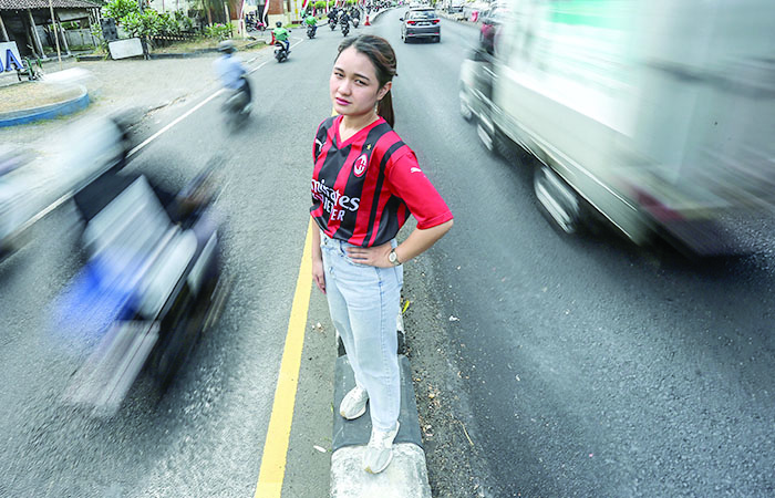 HAPPENING: Tren fashion the bloke core berupa pemakaian tim sepak bola untuk pakaian sehari-hari. Gaya berpakaian seperti ini, sering dipadukan dengan bawahan celana jeans atau lainnya.