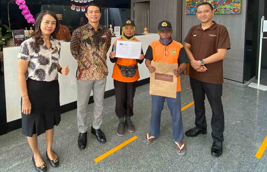 APRESIASI: Malioboro Prime Hotel Yogyakarta memberikan voucher gratis menginap kepada petugas kebersihan yang bertugas di Kota Jogja. (ISTIMEWA)