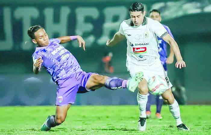 DUEL UDARA: Penyerang PSS berebut bola dengan pemain Persita Tangerang di Stadion Indomilk Tangerang, tadi malam (18).&nbsp;
