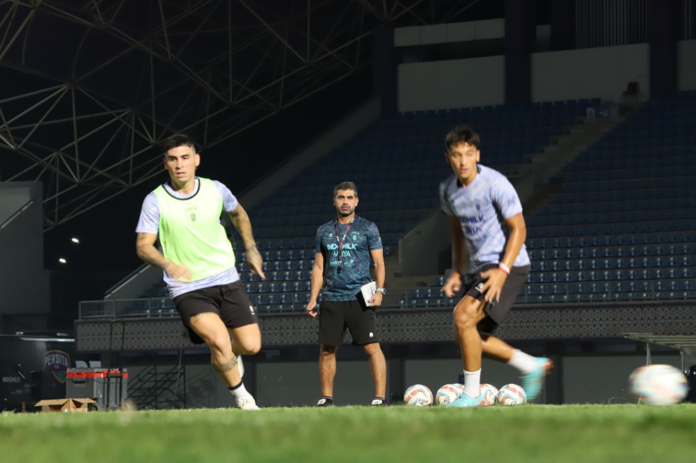 FOKUS: Pelatih Persita Tangerang Luis Edmundo Duran menyimak latihan anak didiknya jelang pertemuan dengan PSS Sleman di Stadion Indomilk, Tangerang, Jumat (18/8) malam. (Badan Liga Indonesia)