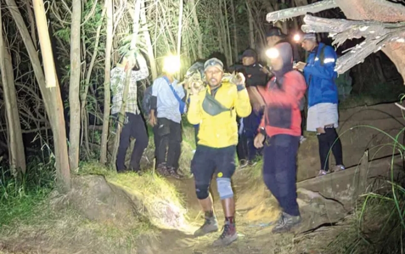 DITANDU: Sejumlah relawan mengevakuasi pendaki Gunung Lawu yang mengalami hipotermi, Rabu (16/8) malam. (DOKUMENTASI RELAWAN)