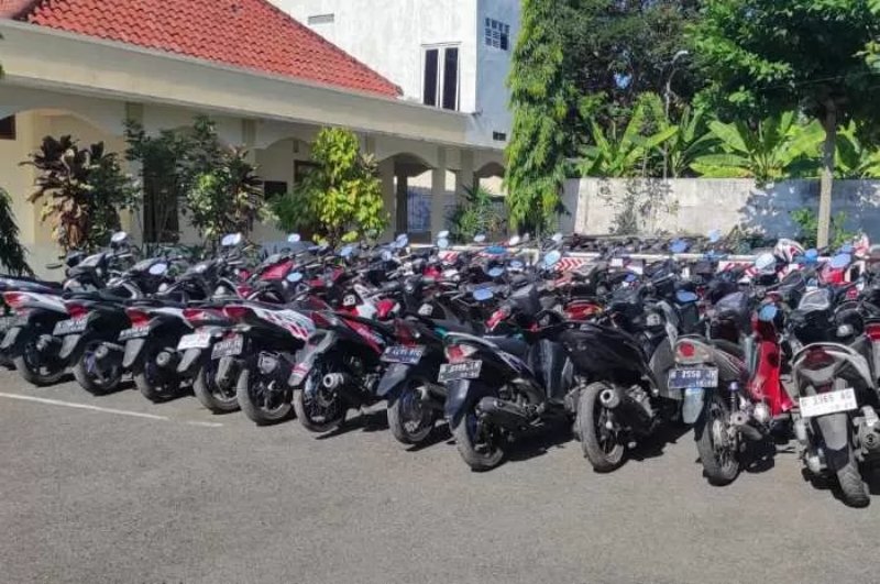BARANG BUKTI: Motor yang akan digunakan untuk tawuran juga diamankan di Polsek Tembalang. (M Hariyanto/Jawa Pos Radar Semarang)