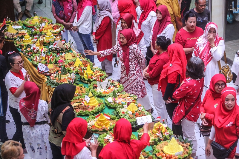 GUYUB: Tumpeng yang di sedekahkan Pedagang Pasar Beringharjo Barat Jogja Jumat (18/8). (Elang Kharisma Dewangga/Radar Jogja)