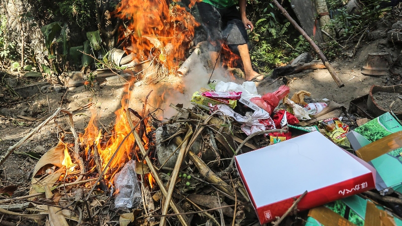 API: Ilustrasi warga membakar sampah. (ELANG KHARISMA DEWANGGA/RADAR JOGJA)