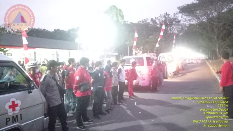 TANGANI: Tim relawan gabungan menangani mahasiswa UPN Veteran Jogjakarta yang mengalami keracunan. (Dok BPBD Sleman)