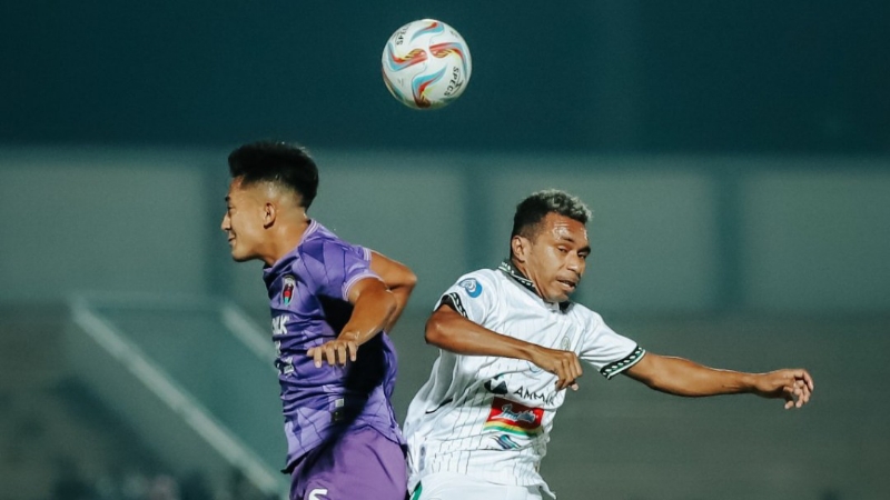 DUEL UDARA: Penyerang PSS berebut bola dengan pemain Persita Tangerang di Stadion Indomilk Jumat malam (18). (Dok PSS)