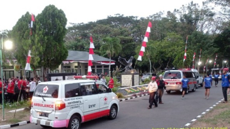 EVAKUASI: Sejumlah ambulans disiapkan untuk membawa mahasiswa yang keracunan  ke rumah sakit. (BPBD Sleman)