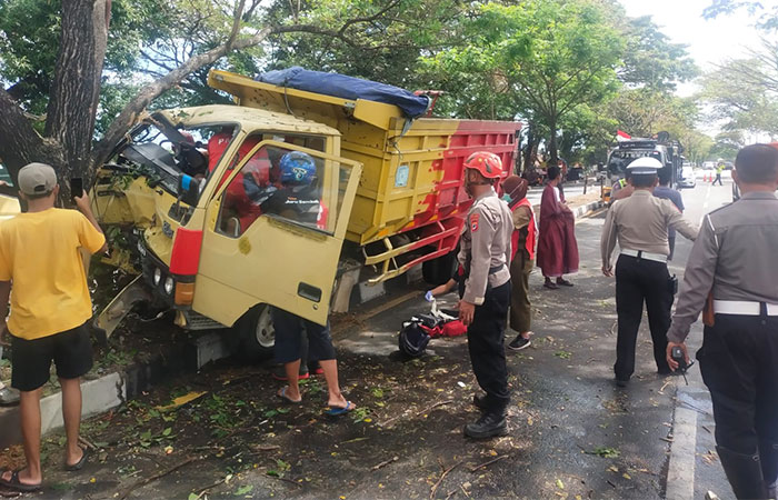 EVAKUASI: Petugas saat mengevakuasi truk yang mengalami kecelakaan di Ring Road Selatan atau Jalan Ahmad Yani, Banguntapan kemarin (18/8).&nbsp;
