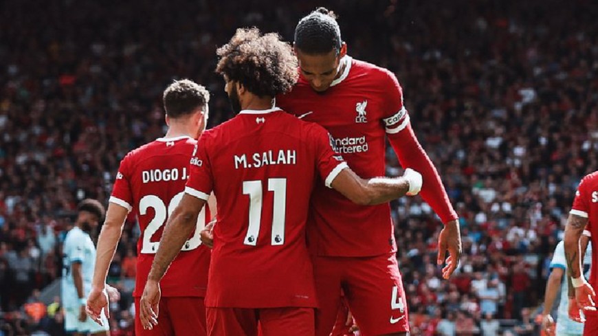MERAH: Kapten Liverpool Virgil van Dijk dan Mohamed Salah usai melawan Bournemouth di Stadion Anfield Sabtu malam (19/8). (Dok Liverpool FC)