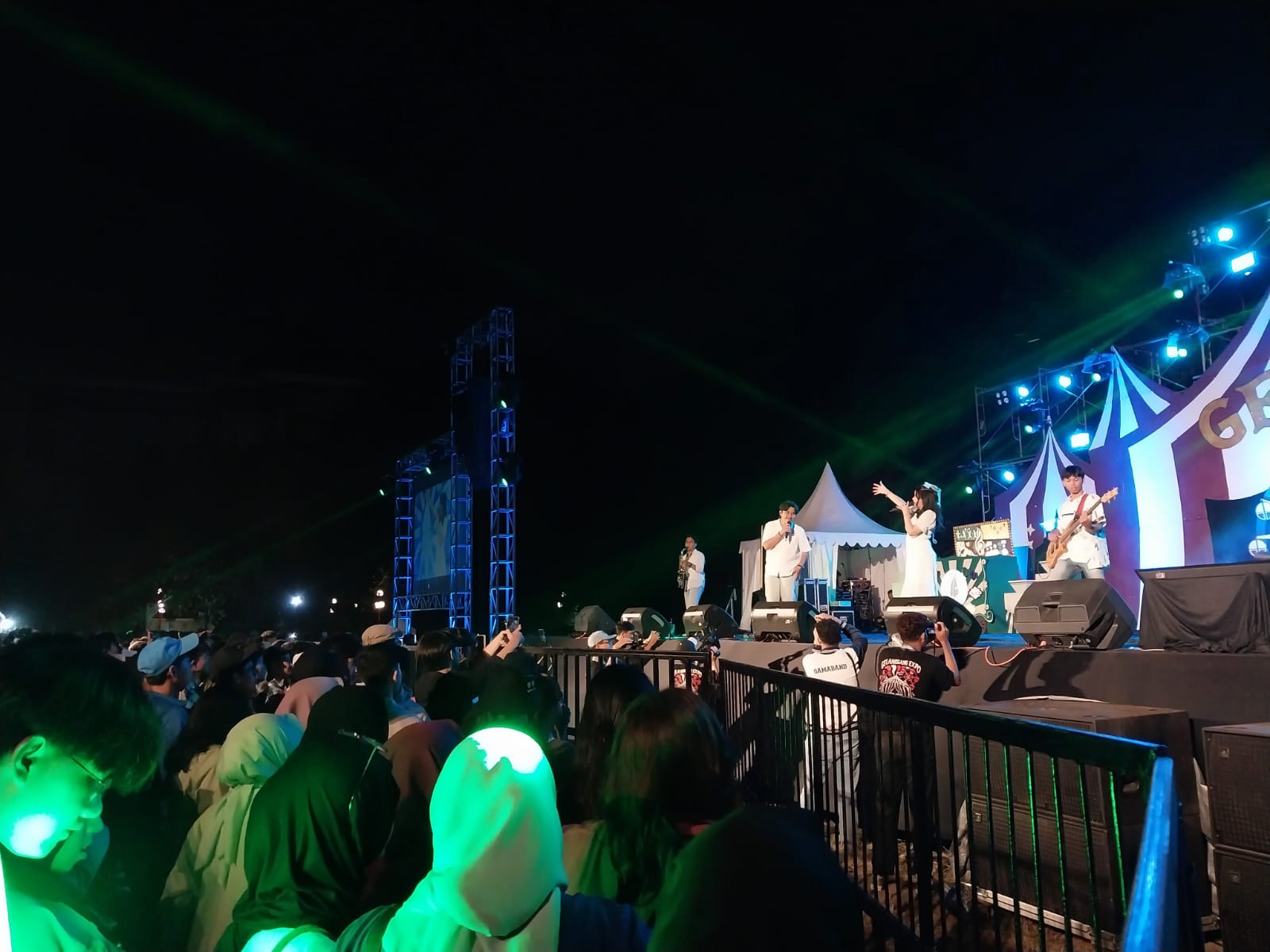 SERU: Suasana penutupan Gelanggang Expo UGM 2023 di Lapangan Pancasila, Jumat (18/8). (WULAN Y/RADAR JOGJA)